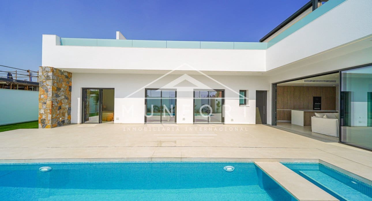 Chalet de 3 habitaciones en Los Alcázares en venta con piscina - 689.900 € (Ref: 9279648)