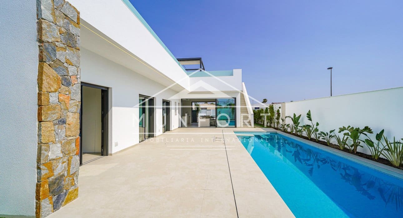 Chalet de 3 habitaciones en Los Alcázares en venta con piscina - 689.900 € (Ref: 9279648)