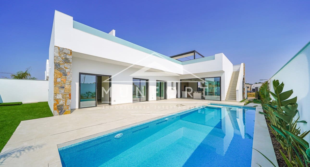 Chalet de 3 habitaciones en Los Alcázares en venta con piscina - 689.900 € (Ref: 9279648)