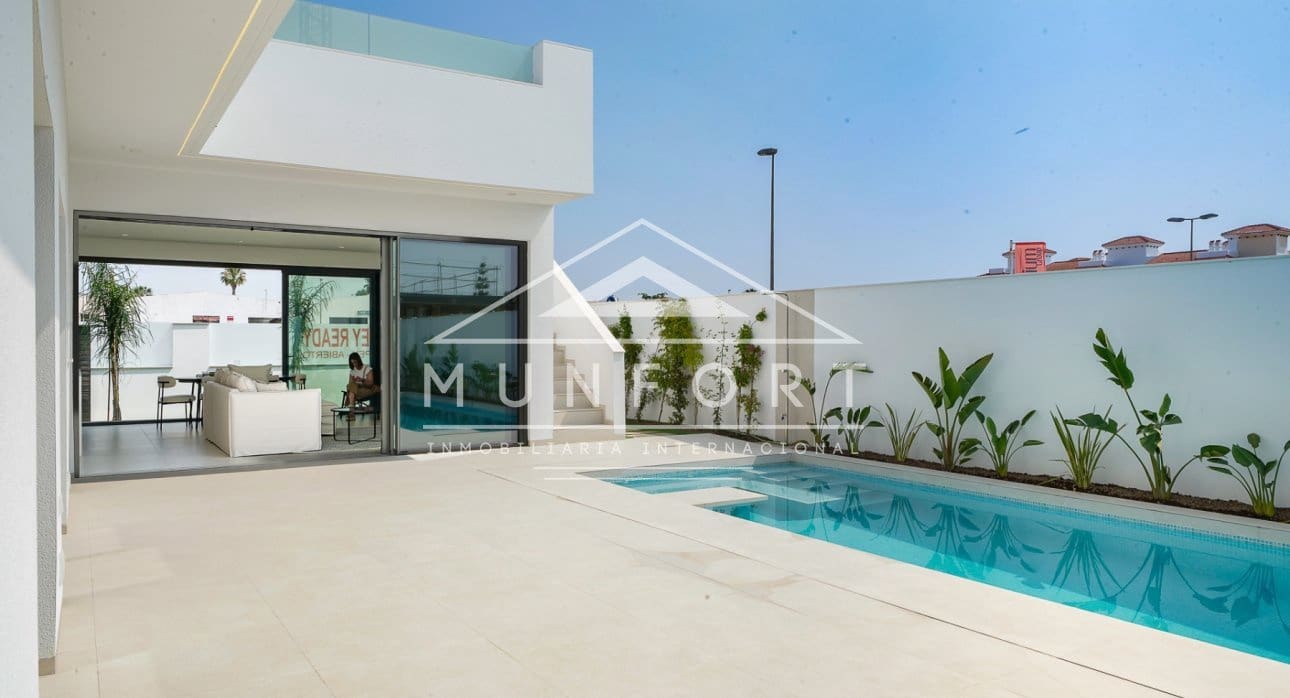 Chalet de 3 habitaciones en Los Alcázares en venta con piscina - 689.900 € (Ref: 9279648)