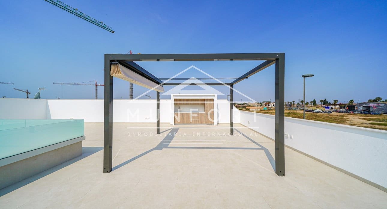 Chalet de 3 habitaciones en Los Alcázares en venta con piscina - 689.900 € (Ref: 9279648)