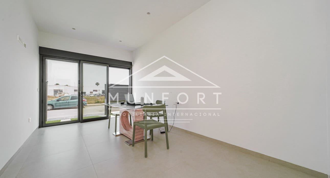 Chalet de 3 habitaciones en Los Alcázares en venta con piscina - 689.900 € (Ref: 9279648)