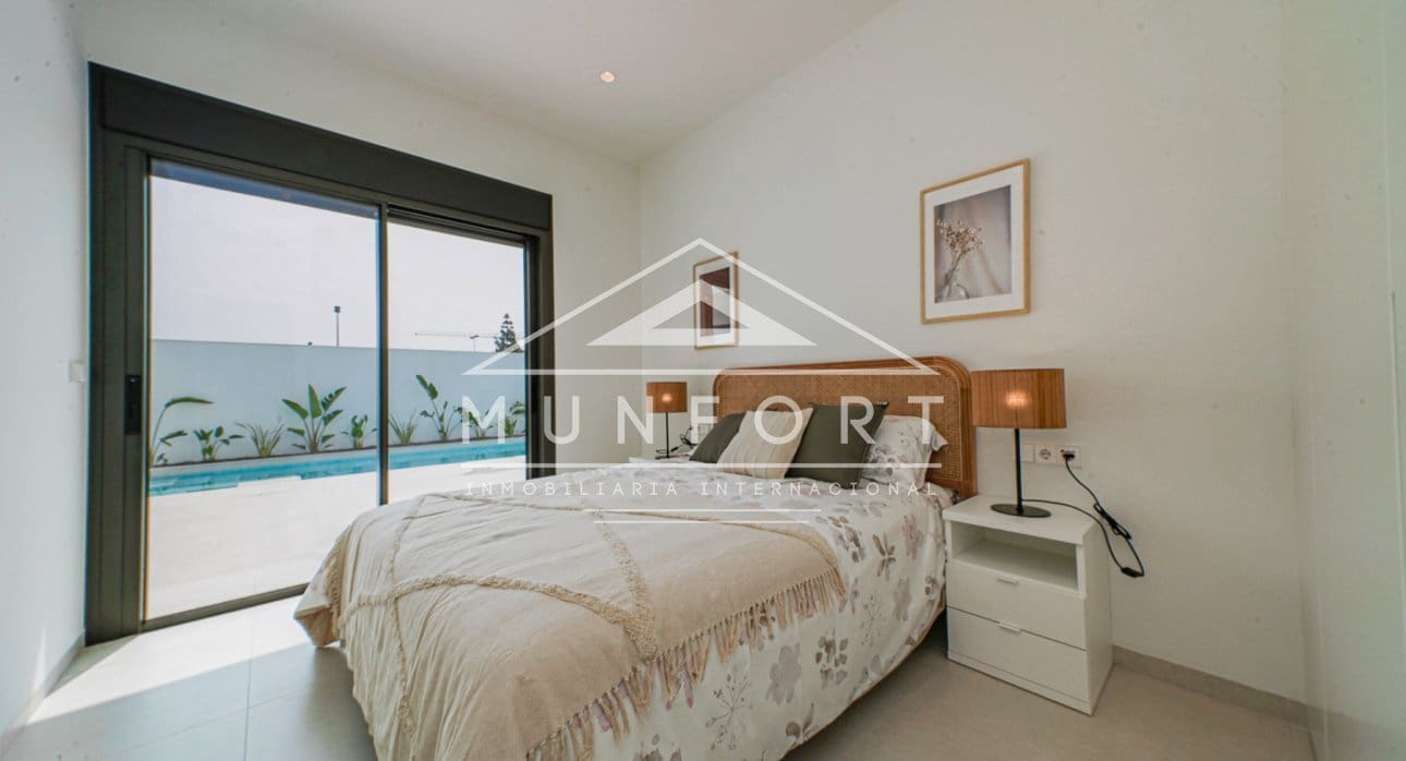 Chalet de 3 habitaciones en Los Alcázares en venta con piscina - 689.900 € (Ref: 9279648)