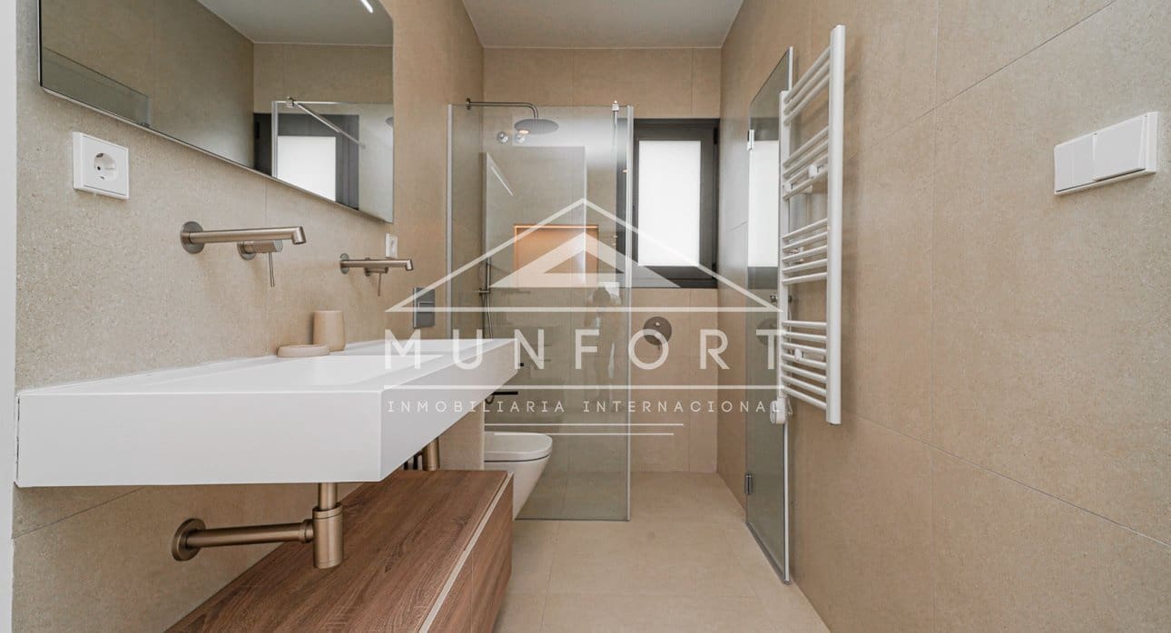 Chalet de 3 habitaciones en Los Alcázares en venta con piscina - 689.900 € (Ref: 9279648)