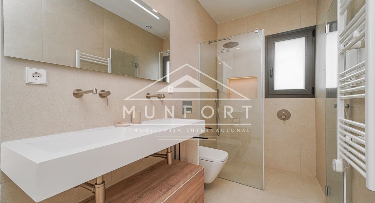 Chalet de 3 habitaciones en Los Alcázares en venta con piscina - 689.900 € (Ref: 9279648)