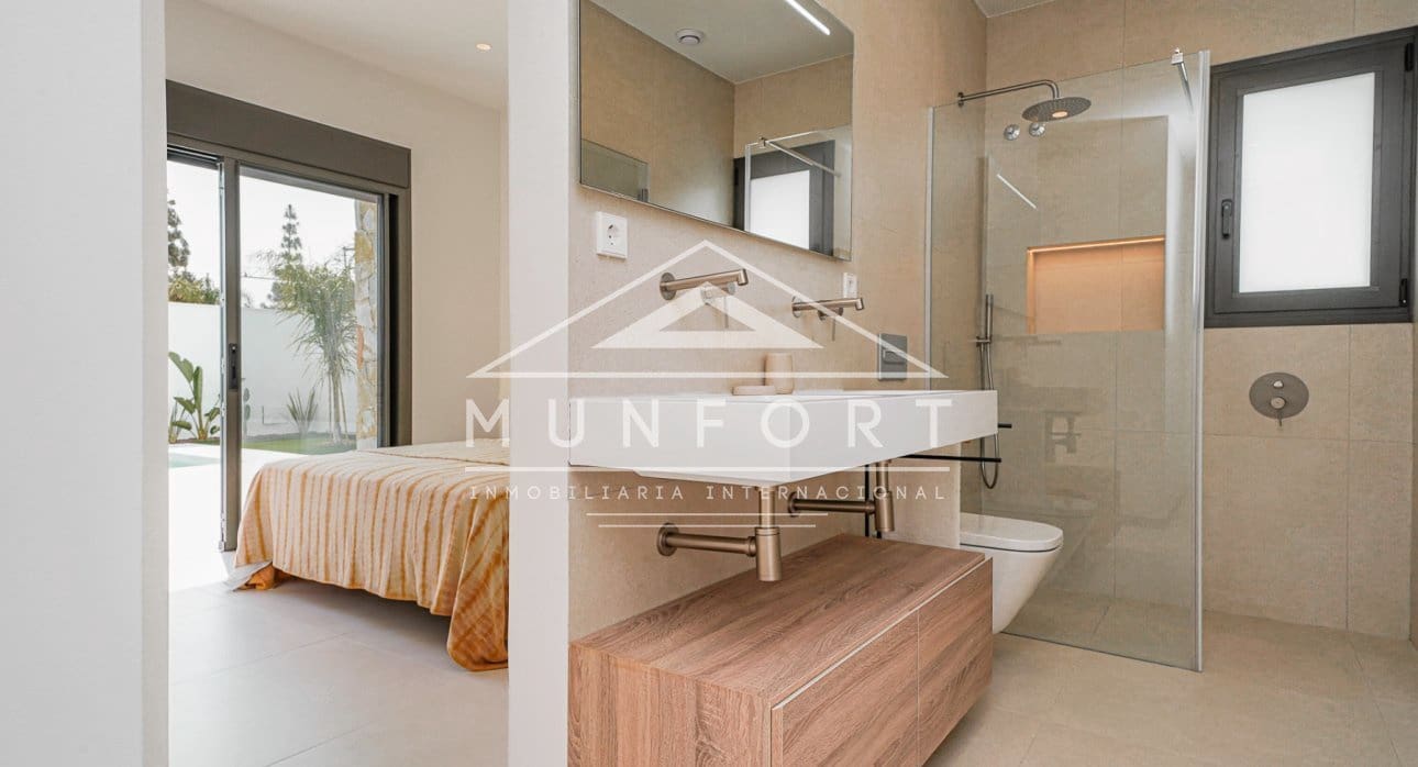 Chalet de 3 habitaciones en Los Alcázares en venta con piscina - 689.900 € (Ref: 9279648)