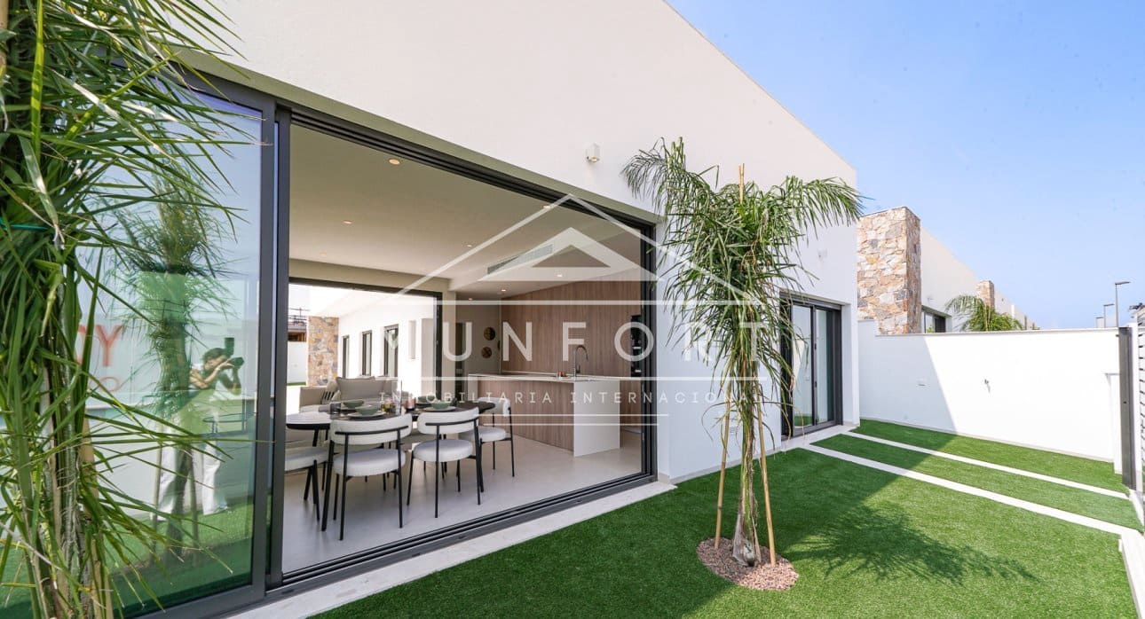 Chalet de 3 habitaciones en Los Alcázares en venta con piscina - 689.900 € (Ref: 9279648)