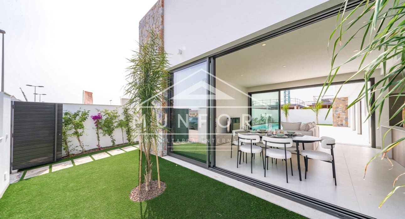 Chalet de 3 habitaciones en Los Alcázares en venta con piscina - 689.900 € (Ref: 9279648)