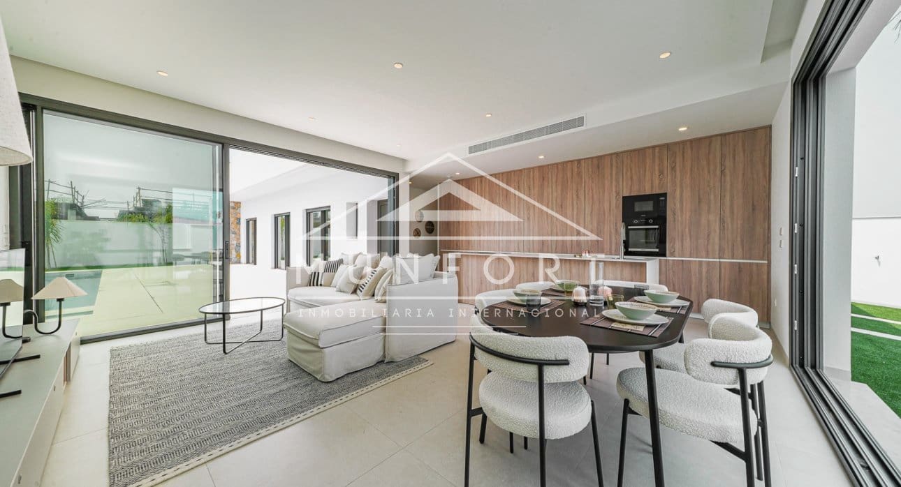 Chalet de 3 habitaciones en Los Alcázares en venta con piscina - 689.900 € (Ref: 9279648)