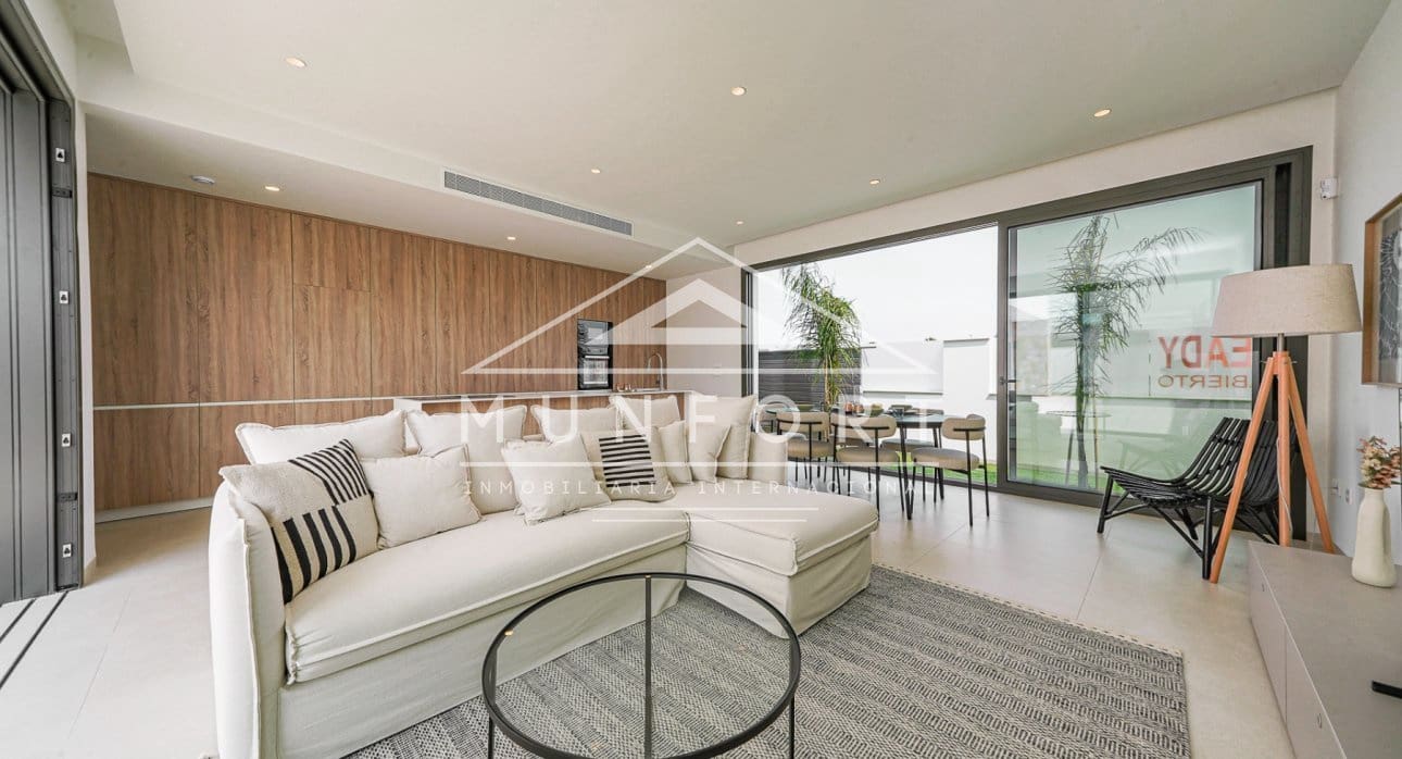 Chalet de 3 habitaciones en Los Alcázares en venta con piscina - 689.900 € (Ref: 9279648)