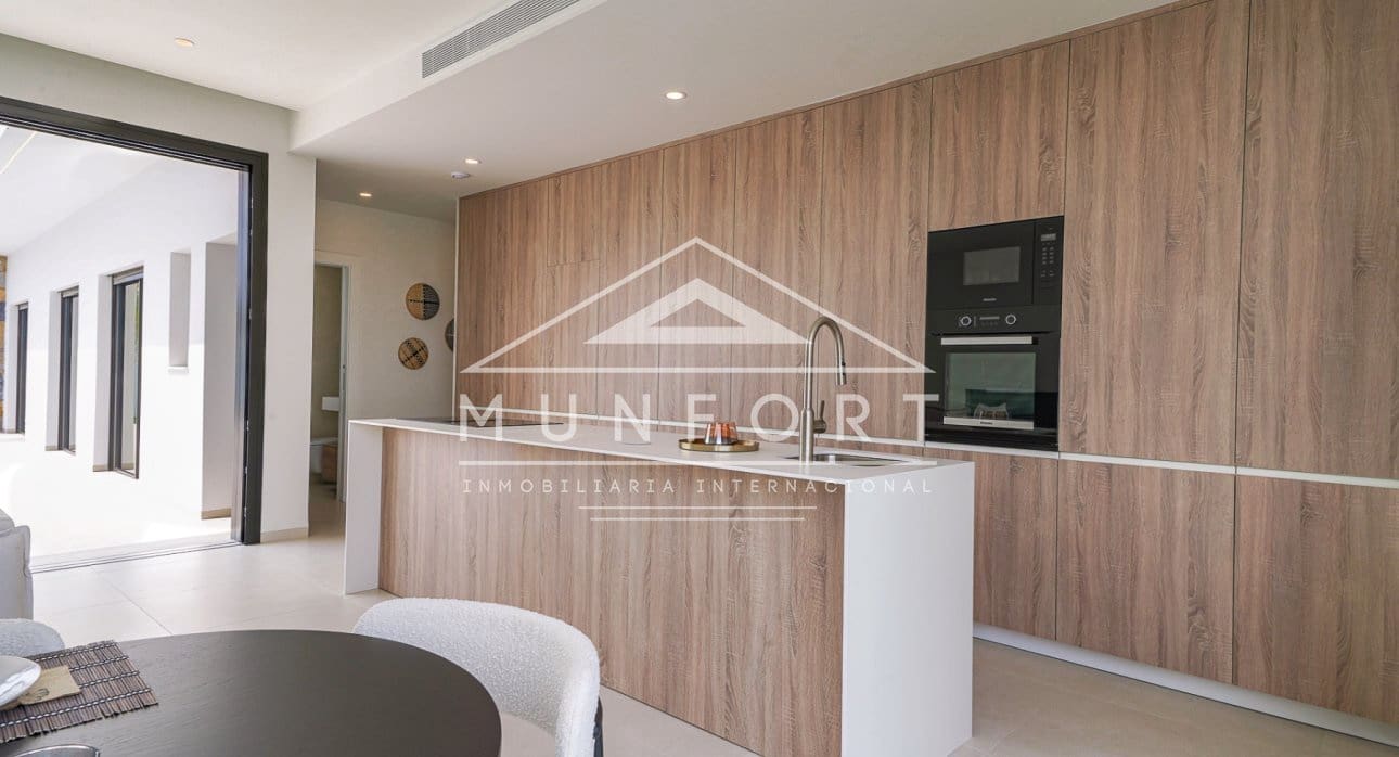 Chalet de 3 habitaciones en Los Alcázares en venta con piscina - 689.900 € (Ref: 9279648)