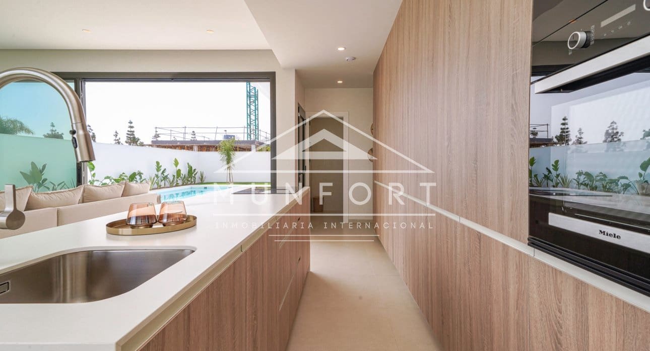 Chalet de 3 habitaciones en Los Alcázares en venta con piscina - 689.900 € (Ref: 9279648)