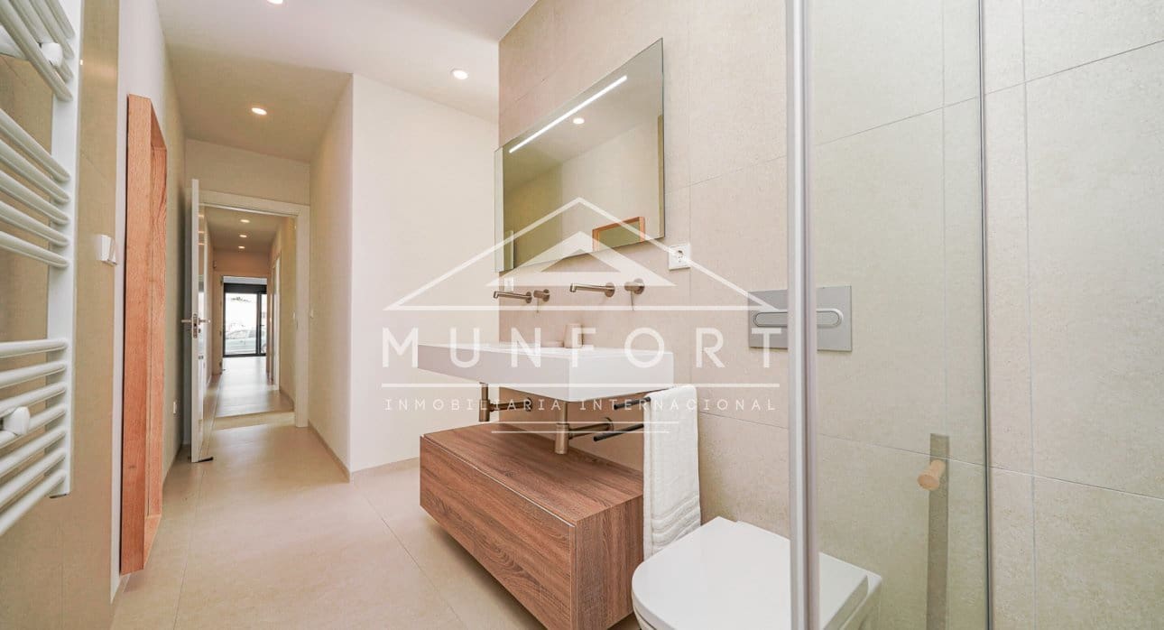 Chalet de 3 habitaciones en Los Alcázares en venta con piscina - 689.900 € (Ref: 9279648)