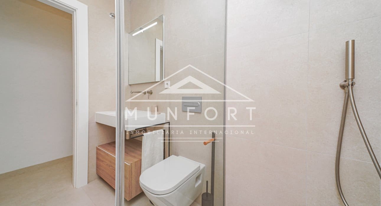 Chalet de 3 habitaciones en Los Alcázares en venta con piscina - 689.900 € (Ref: 9279648)