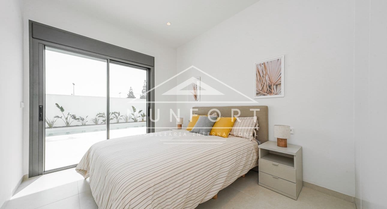 Chalet de 3 habitaciones en Los Alcázares en venta con piscina - 689.900 € (Ref: 9279648)