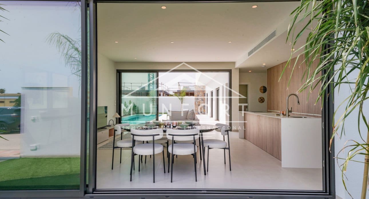 Chalet de 3 habitaciones en Los Alcázares en venta con piscina - 689.900 € (Ref: 9279648)