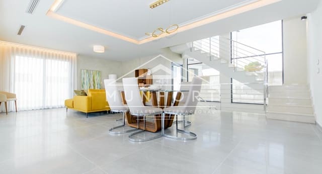 3 slaapkamer Villa te koop in San Miguel de Salinas met zwembad - € 1.250.000 (Ref: 9282644)