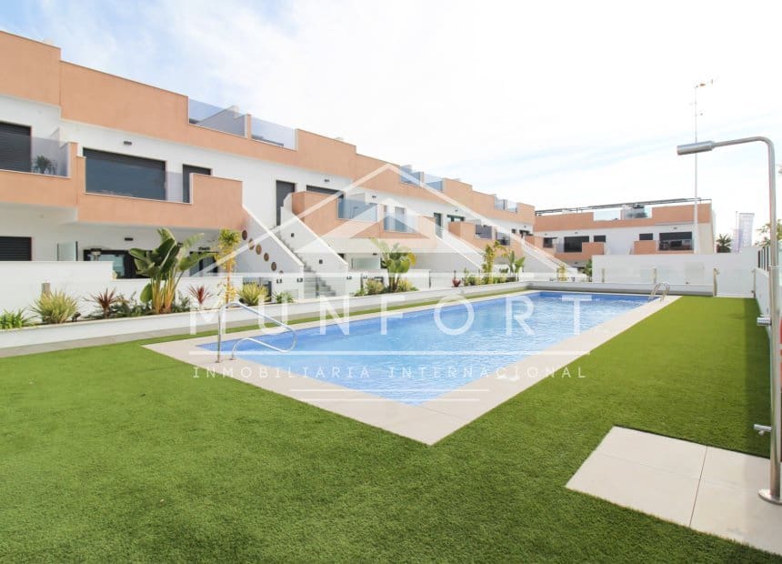 3 slaapkamer Bungalow te koop in Pilar de la Horadada met zwembad - € 295.000 (Ref: 9283051)