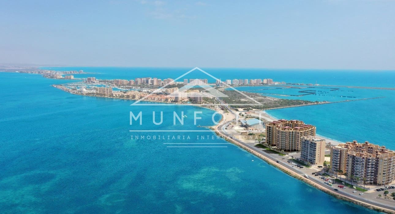 1 slaapkamer Appartement te koop in La Manga del Mar Menor met zwembad - € 225.000 (Ref: 9340351)