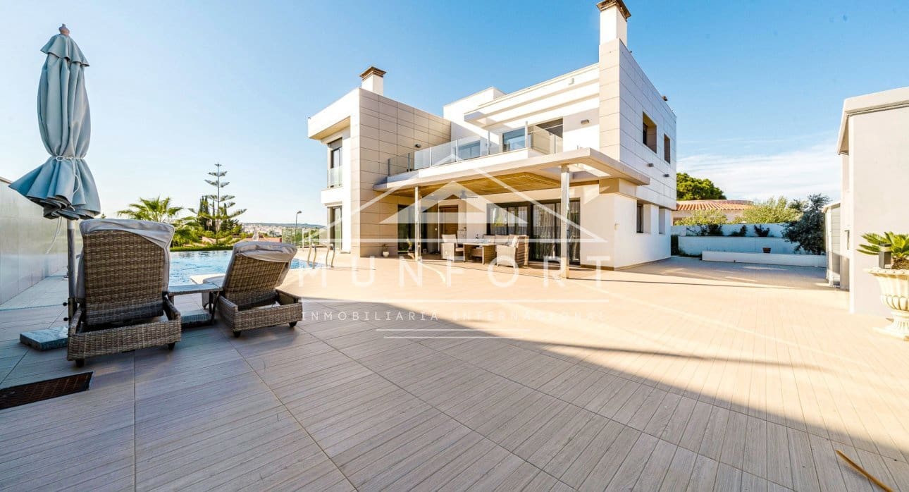 3 camera da letto Villa in vendita in Torrevieja con piscina - 1.280.000 € (Rif: 9345565)
