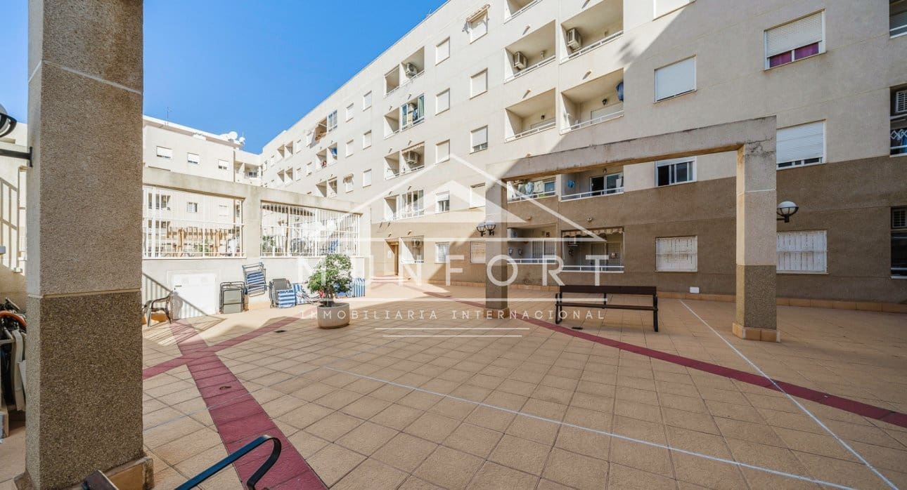 2 soverom Leilighet til salgs i Torrevieja med svømmebasseng - € 139 000 (Ref: 9374097)