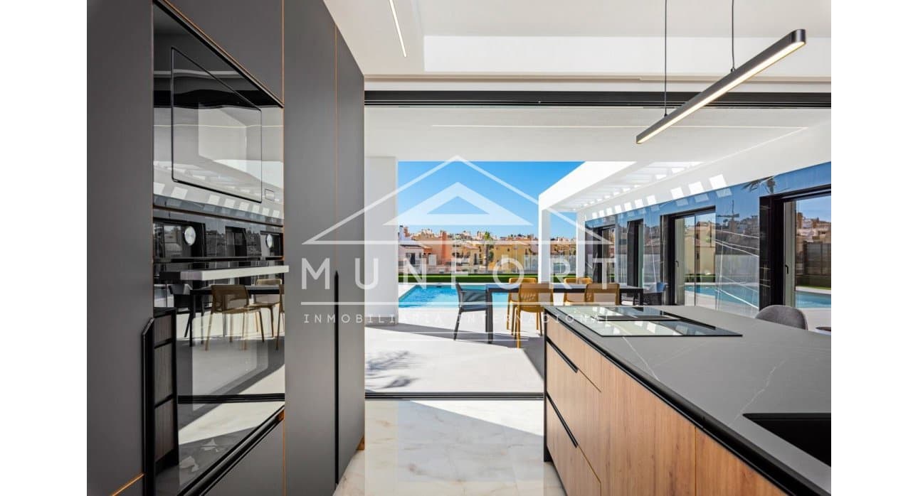 Chalet de 3 habitaciones en Algorfa en venta con piscina - 670.000 € (Ref: 9402633)