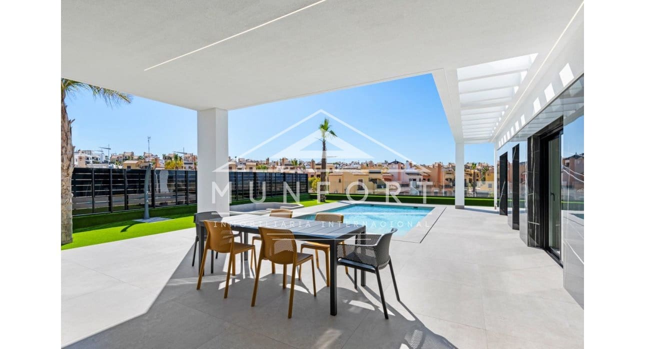 Chalet de 3 habitaciones en Algorfa en venta con piscina - 670.000 € (Ref: 9402633)