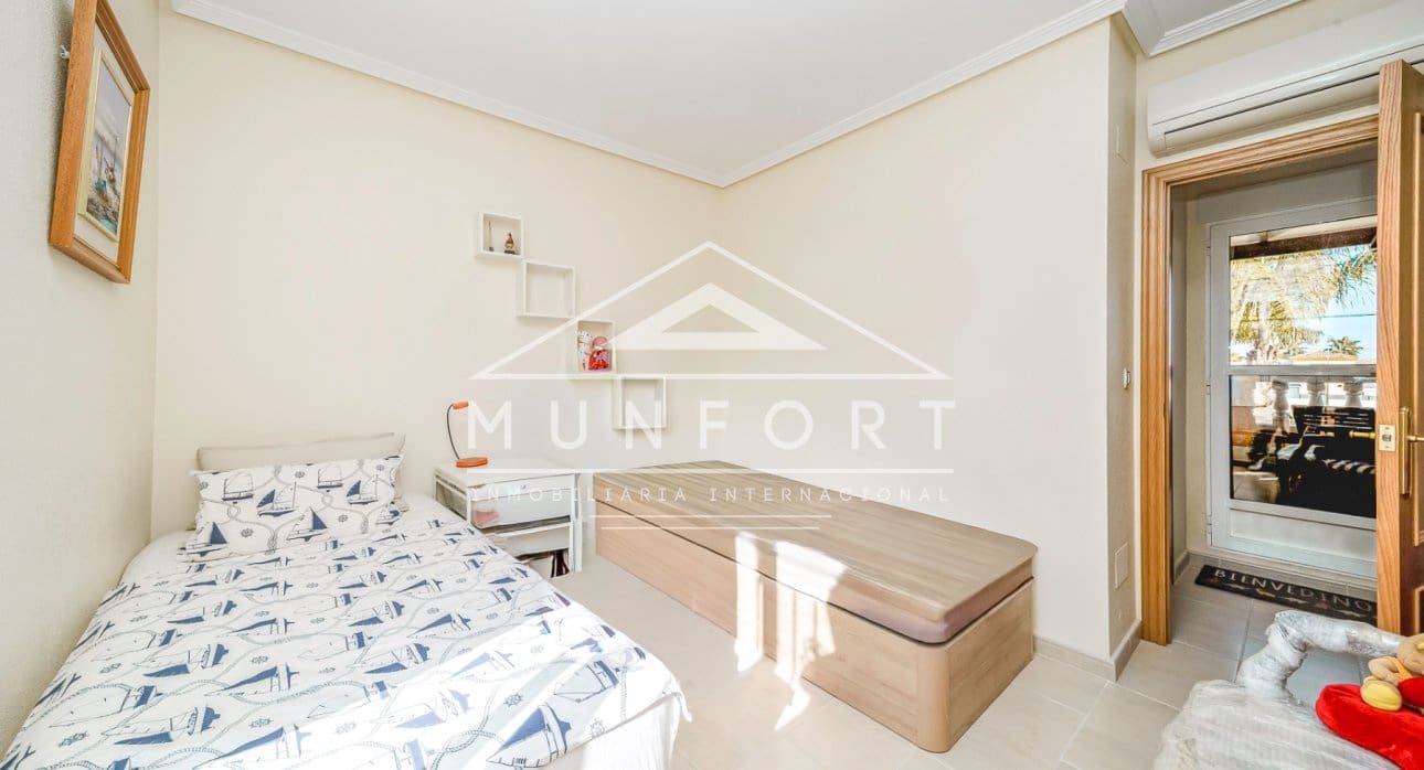 Casa de 2 habitaciones en Villamartin en venta con piscina - 215.000 € (Ref: 9412976)