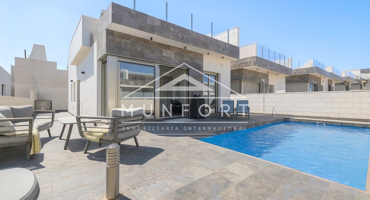 3 soveværelse Villa til salg i Orihuela Costa med swimmingpool - € 369.900 (Ref: 9437930)