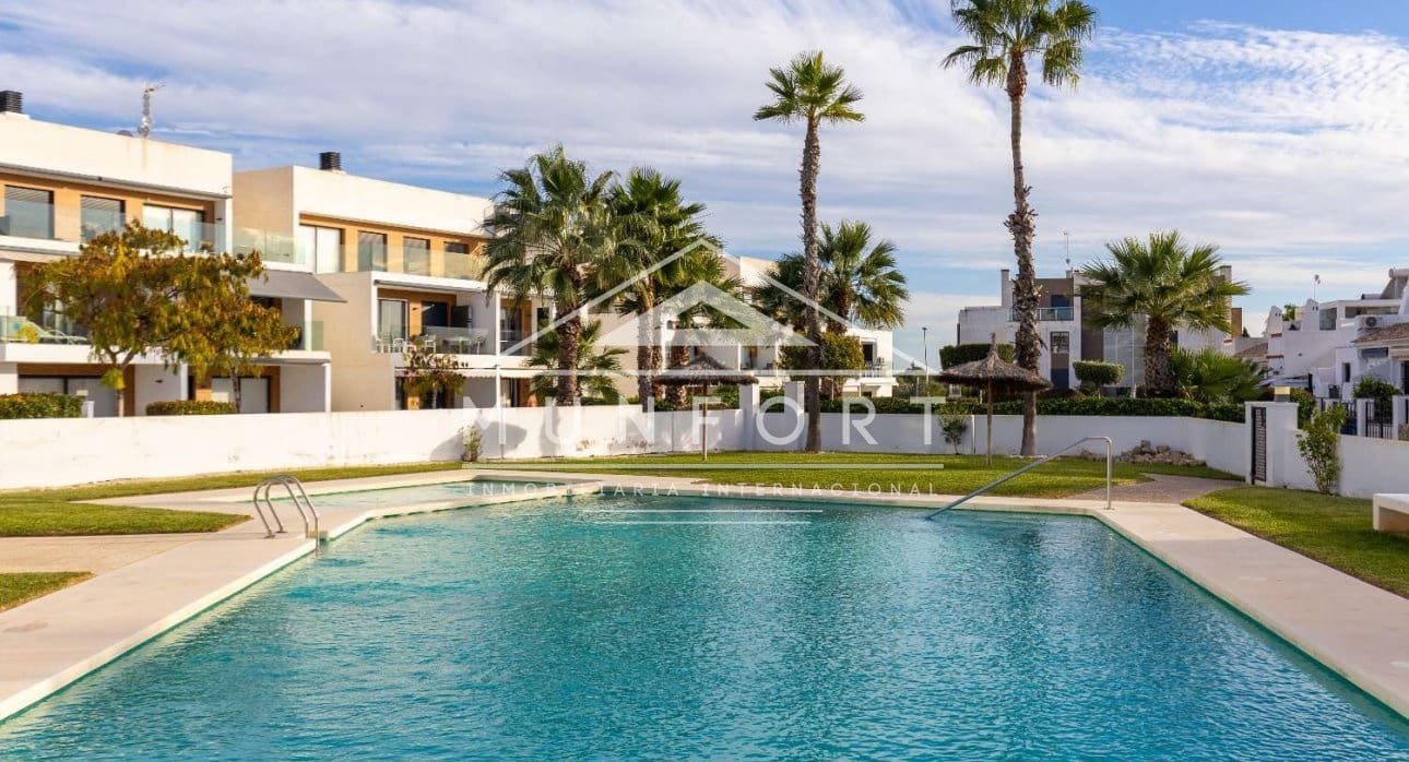 2 makuuhuone Huvila myytävänä paikassa Orihuela Costa mukana uima-altaan - 329 000 € (Ref: 9451410)