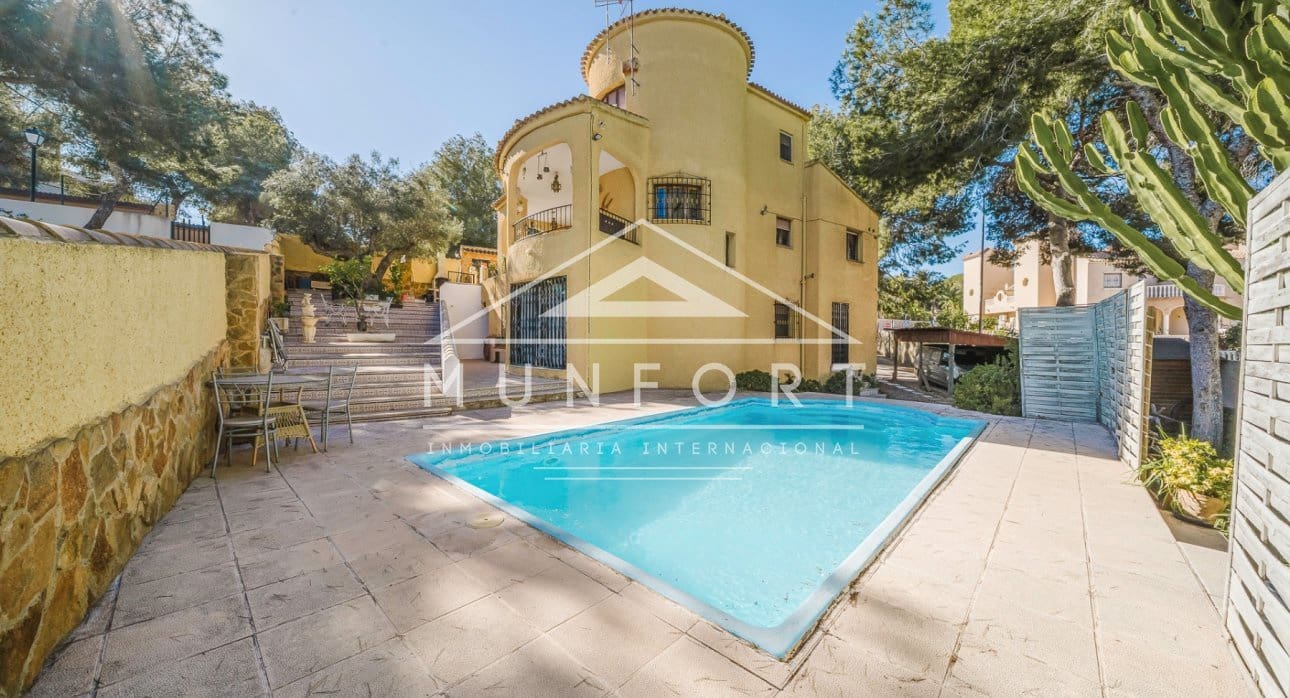 6 Zimmer Villa zu verkaufen in Villamartin mit Pool - 450.000 € (Ref: 9451519)