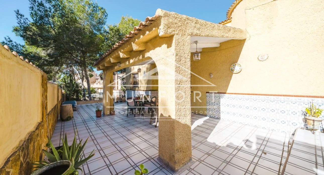 6 Zimmer Villa zu verkaufen in Villamartin mit Pool - 450.000 € (Ref: 9451519)