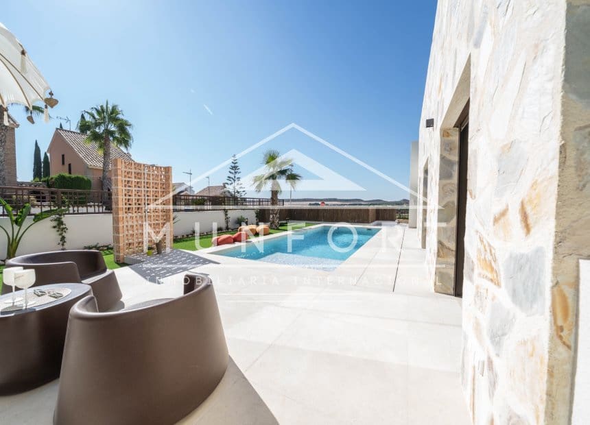 3 bedroom Villa for sale in Algorfa with pool garage - € 589,900 (Ref: 9467638)