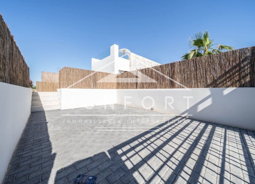 3 bedroom Villa for sale in Algorfa with pool garage - € 589,900 (Ref: 9467638)