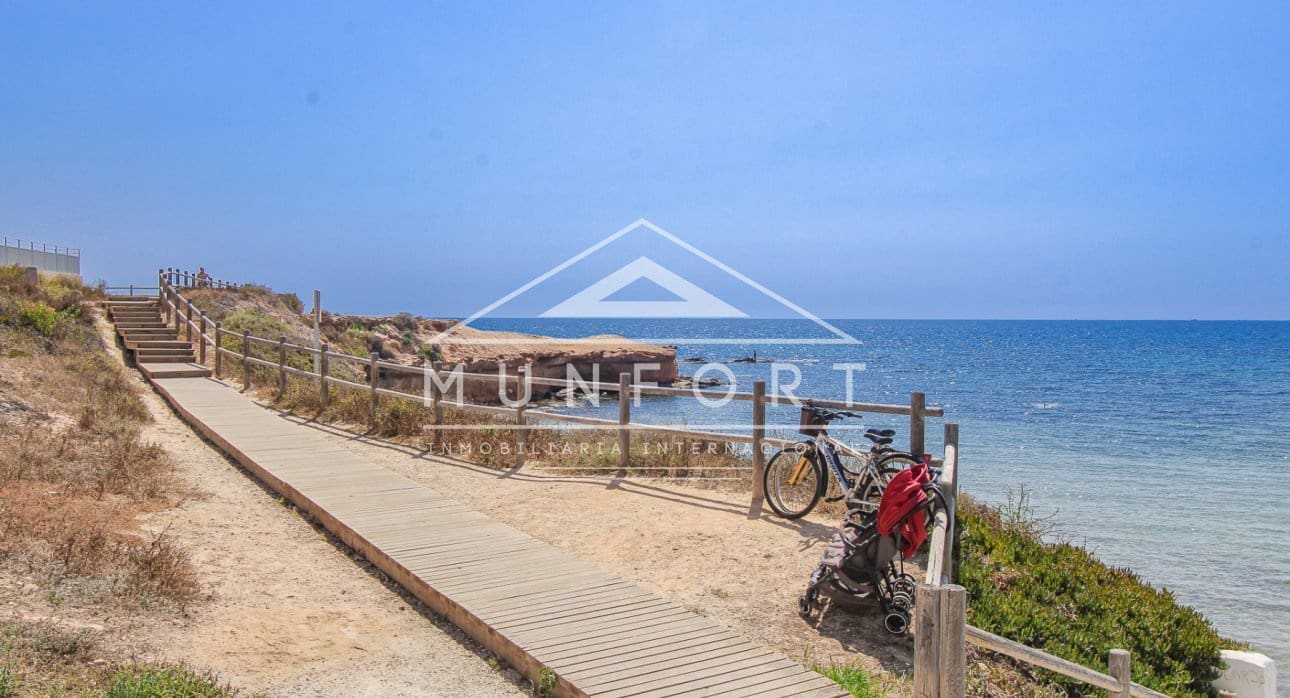 Casa de 5 habitaciones en Torre de la Horadada en venta - 360.000 € (Ref: 9473223)