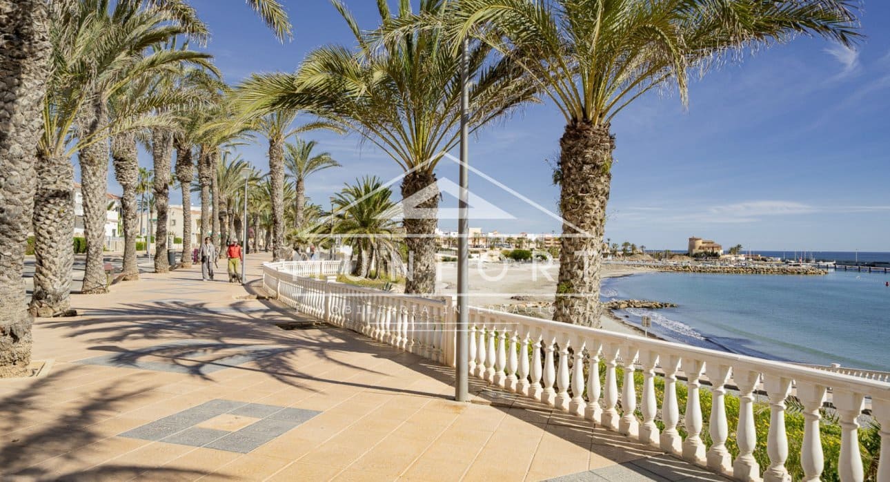 Casa de 5 habitaciones en Torre de la Horadada en venta - 360.000 € (Ref: 9473223)