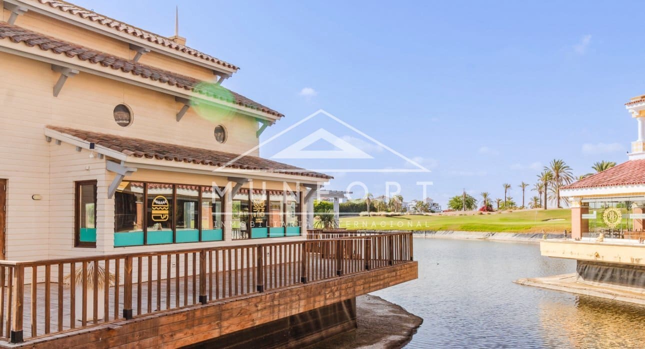 2 makuuhuone Kattohuoneisto myytävänä paikassa Roldan mukana uima-altaan - 130 000 € (Ref: 9495577)