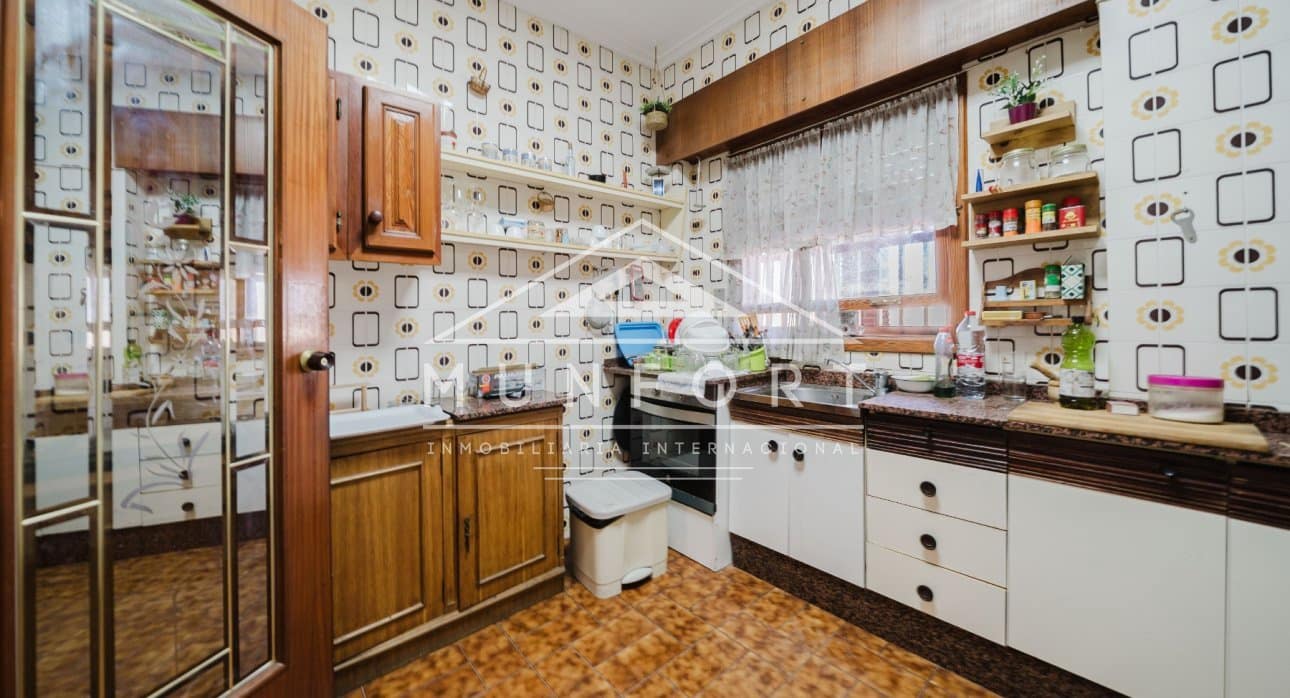 Commercial for sale in Alicante / Alacant city - € 2,600,000 (Ref: 9510153)