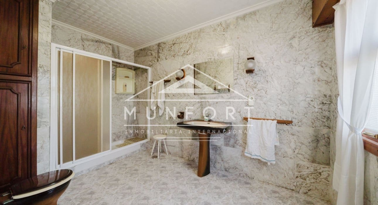 Commercial for sale in Alicante / Alacant city - € 2,600,000 (Ref: 9510153)