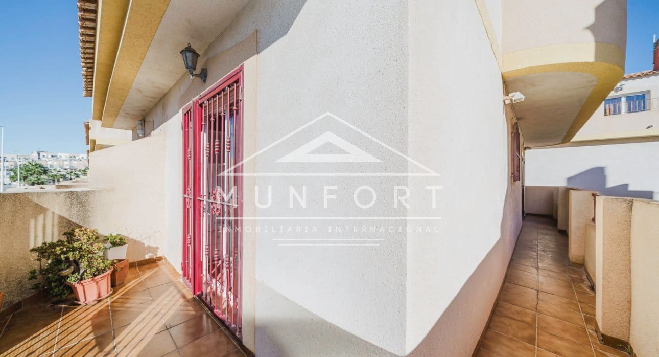 Casa de 3 habitaciones en La Zenia en venta con piscina - 210.000 € (Ref: 9523373)