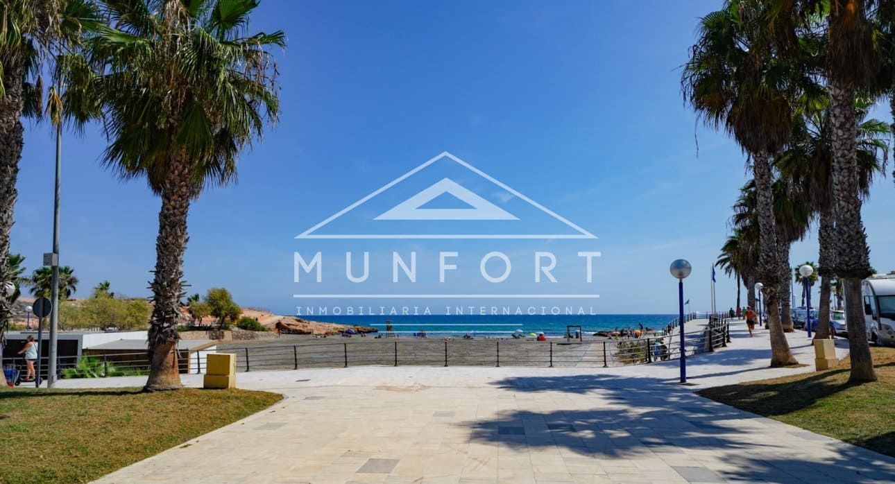 Casa de 3 habitaciones en La Zenia en venta con piscina - 210.000 € (Ref: 9523373)