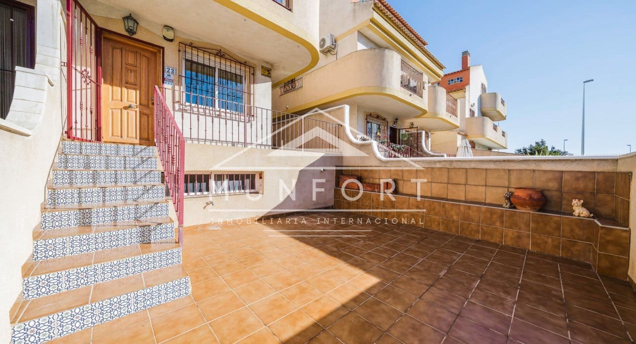 Casa de 3 habitaciones en La Zenia en venta con piscina - 210.000 € (Ref: 9523373)