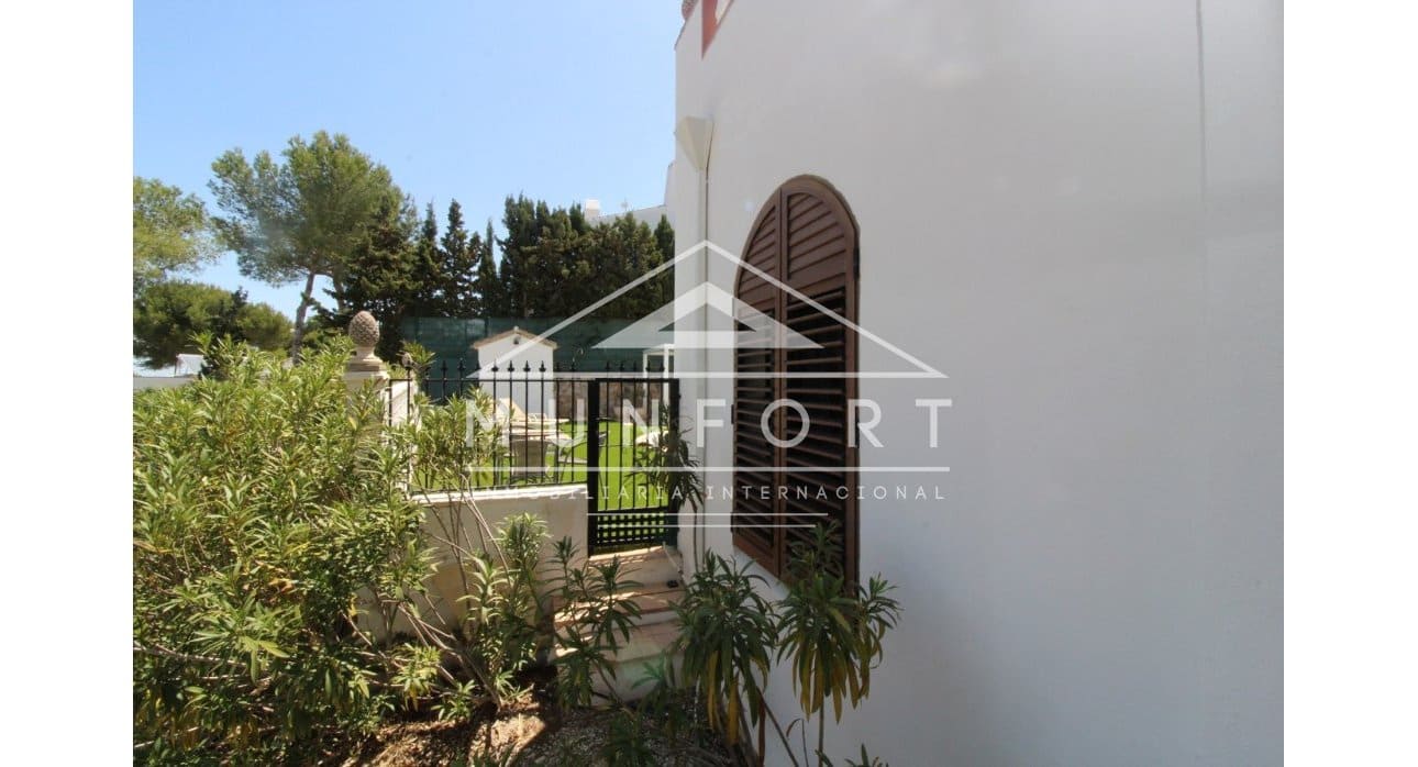 4 slaapkamer Villa te koop in Villamartin met zwembad - € 810.000 (Ref: 9532494)