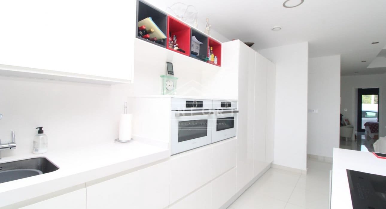 4 slaapkamer Villa te koop in Pilar de la Horadada met zwembad - € 649.900 (Ref: 9532498)