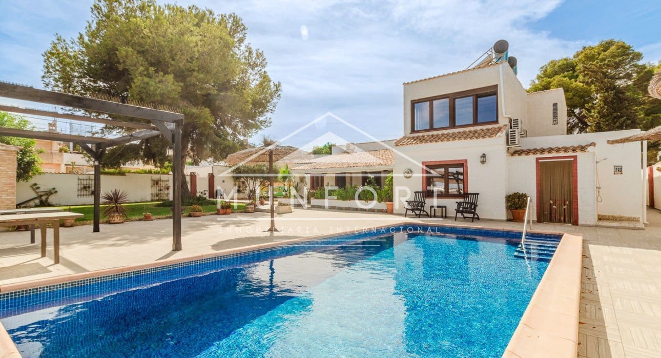 9 quarto Moradia para venda em Campoamor com piscina - 690 000 € (Ref: 9532499)