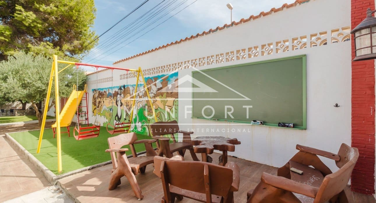 9 quarto Moradia para venda em Campoamor com piscina - 690 000 € (Ref: 9532499)