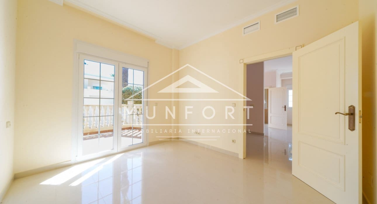 5 Zimmer Villa zu verkaufen in Cabo Roig mit Pool - 910.000 € (Ref: 9532501)