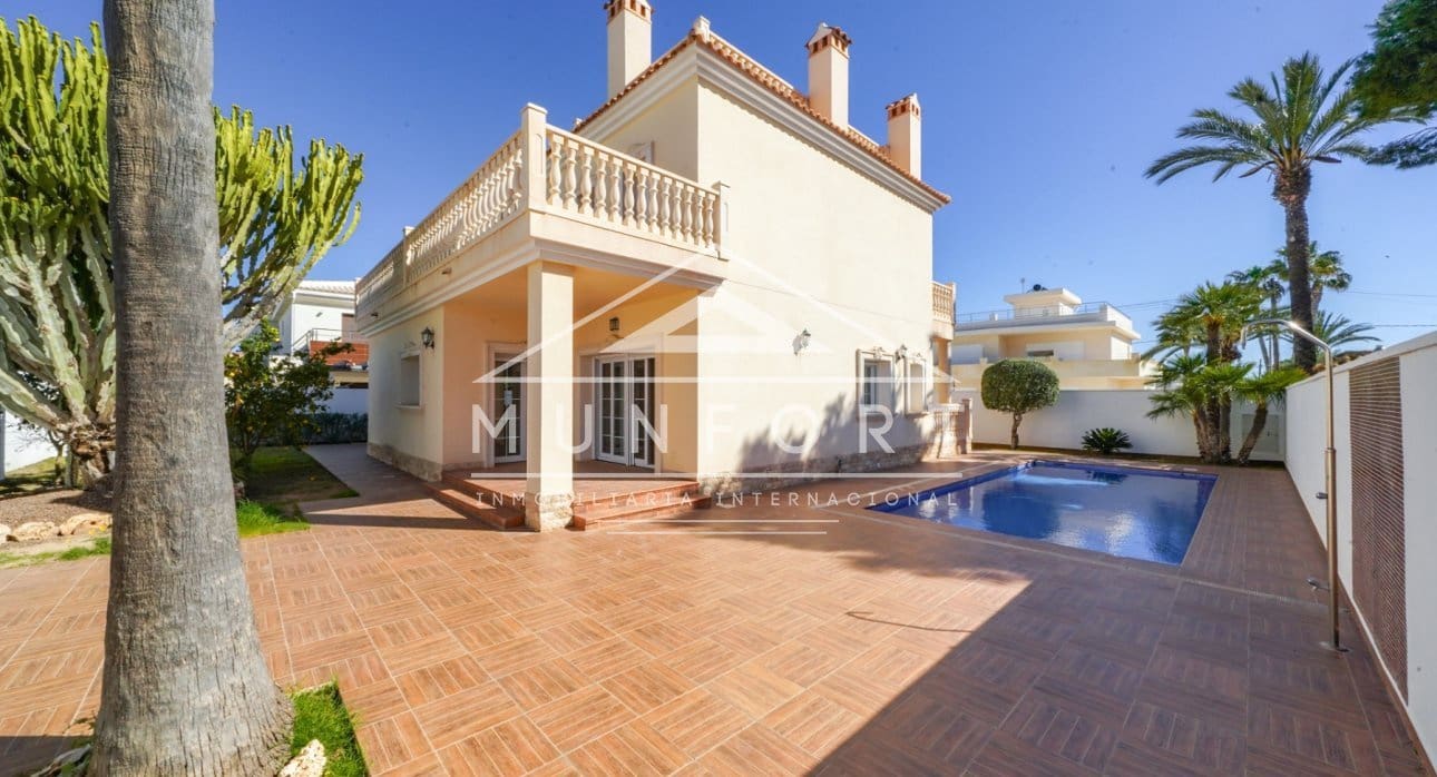 5 Zimmer Villa zu verkaufen in Cabo Roig mit Pool - 910.000 € (Ref: 9532501)