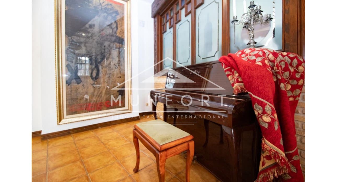 3 makuuhuone Kaupallinen myytävänä paikassa Dehesa de Campoamor - 799 000 € (Ref: 9553166)