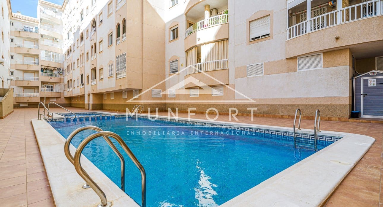 Apartamento de 2 habitaciones en Torrevieja en venta con piscina - 119.900 € (Ref: 9580292)